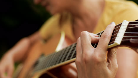 Mujer-Tocando-La-Guitarra-En-El-Parque